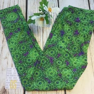 💚Bright green flower print NWT soft LLR